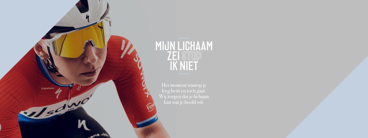 Wielrenster Lorena Wiebes tijdens een sprint. Tekst op beeld: 'Mijn lichaam zei stop, ik niet.' Kwakzalver Sports sportverzorging voor wielrenners.